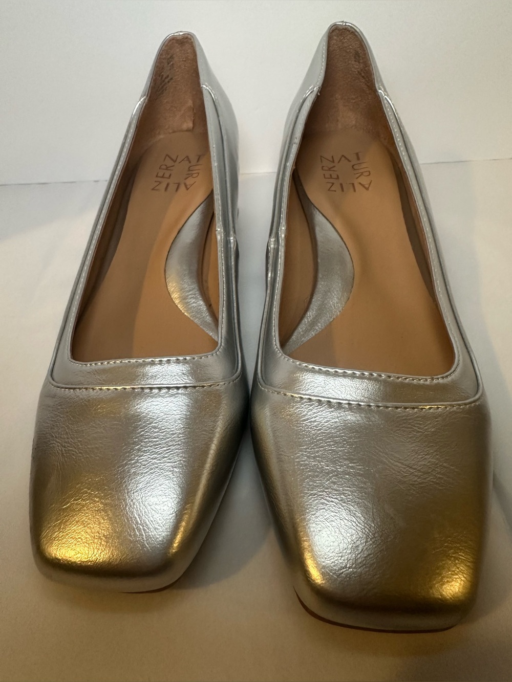 NWOT - Naturalizer ‘Huntley’ Metallic Silver Square Toe, Block Heel Pump, Sz 6M